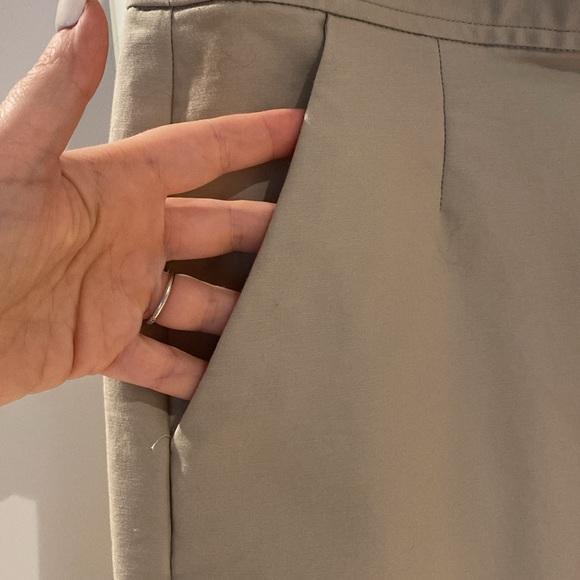 Banana Republic cream colour skirt. 19 inches long. Zip in the back. 2 pockets. - Picture 5 of 5